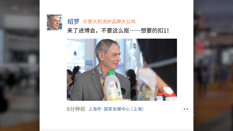 L’intervista si interrompe: il manager italiano corre a rifornire lo stand