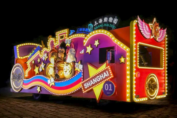 I carri allegorici dello Shanghai Tourism Festival sfilano per la città