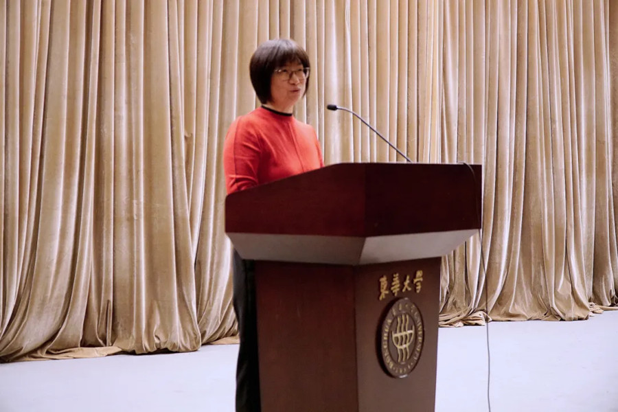 Zhao Mingwei, direttrice del Dipartimento, ha elogiato i notevoli progressi compiuti dagli studenti durante i quattro mesi di corso.jpg Zhao Mingwei, direttrice del Dipartimento, ha elogiato i notevoli progressi compiuti dagli studenti durante i quattro mesi di corso.jpg