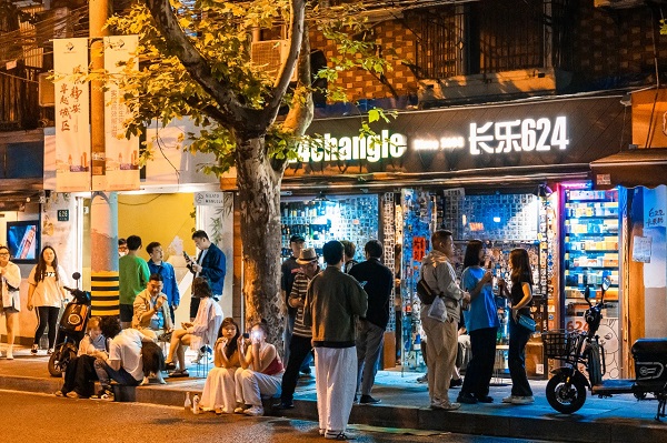 Vita notturna nella strada dei bar di Shanghai – via Changle
