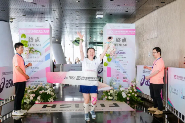 Sfida Femminile di Corsa Verticale alla Shanghai Tower 2025