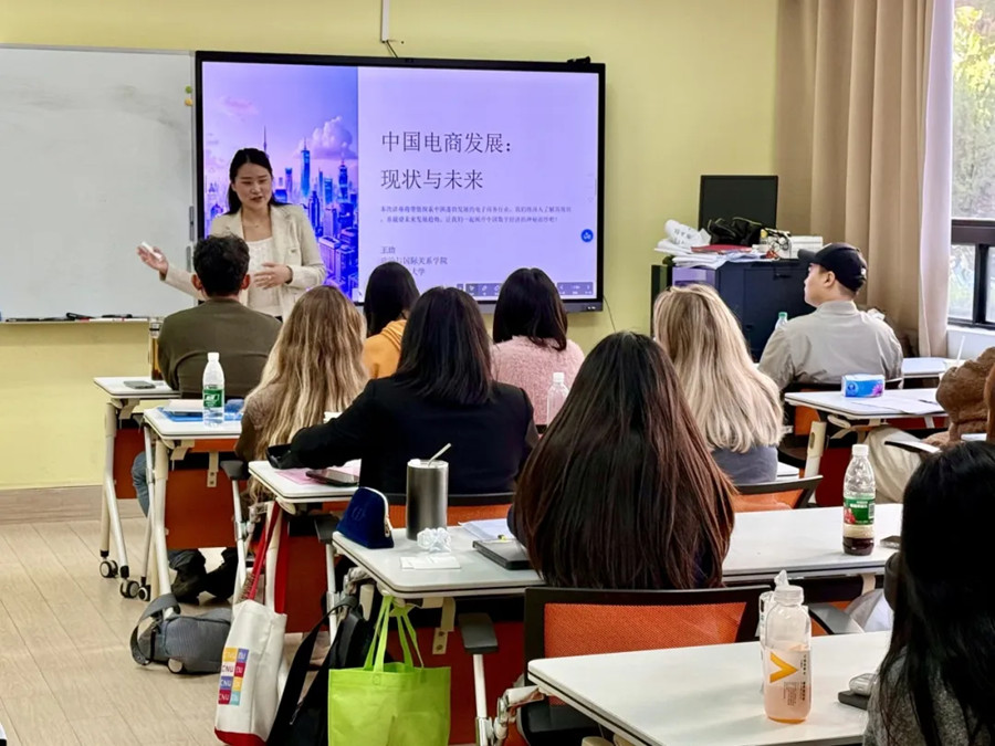 La Prof.ssa Wang durante la lezione sull