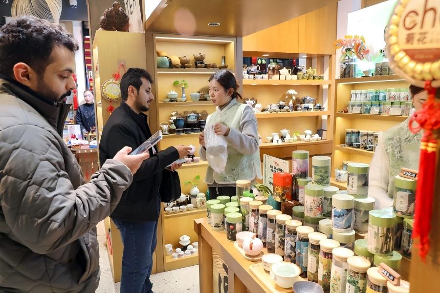 Shopping da record a Shanghai: nel 2025 rimborsi IVA per turisti schizzati dell’80%