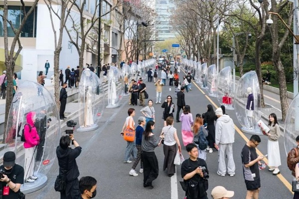 Yongyuan Road diventa virale sui social all’estero, attirando influencer da tutto il mondo