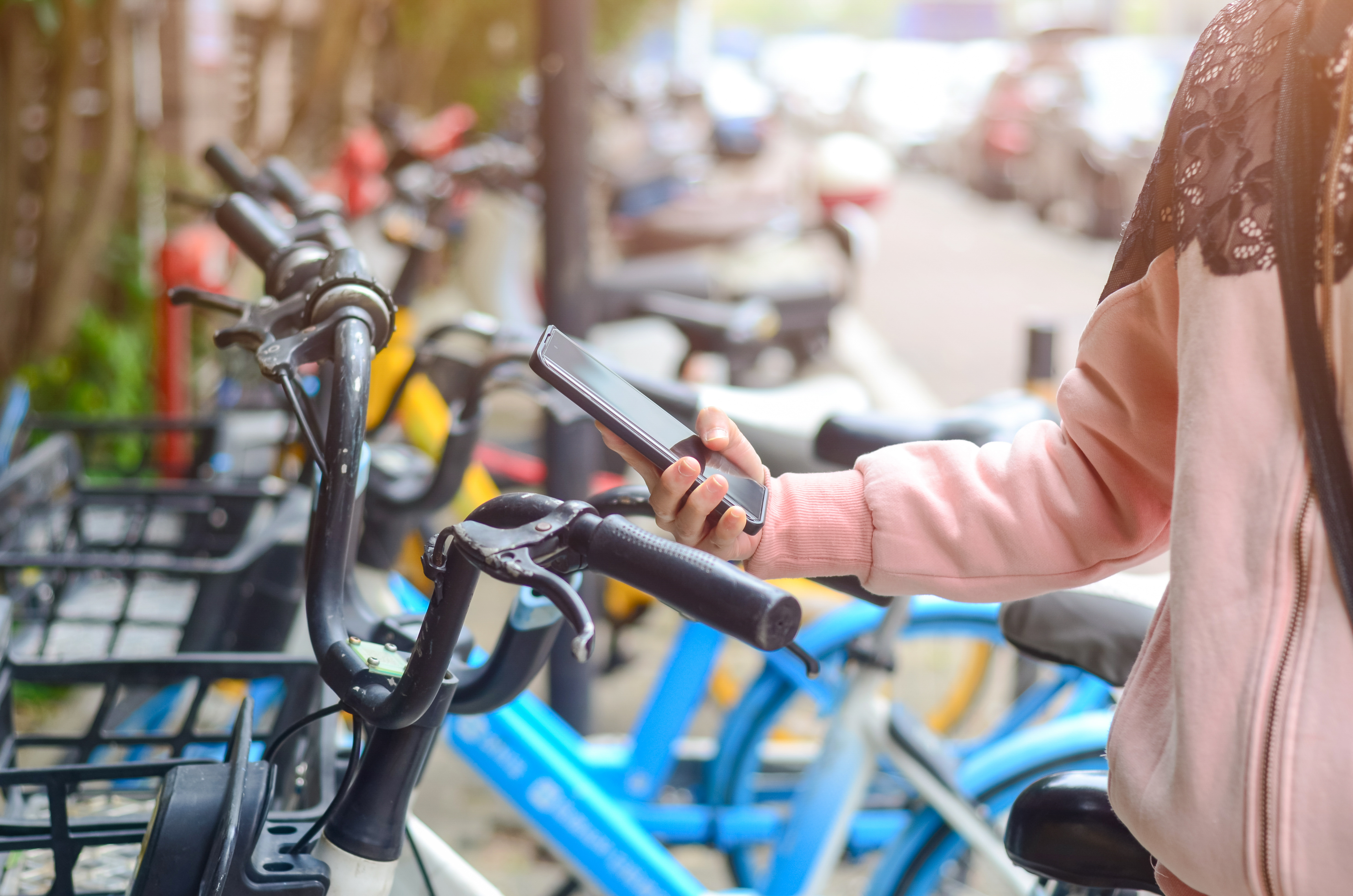 Oltre 1.450 chilometri in bici: a Shanghai lʼitaliano Nicola si sposta e paga tutto con lo smartphone