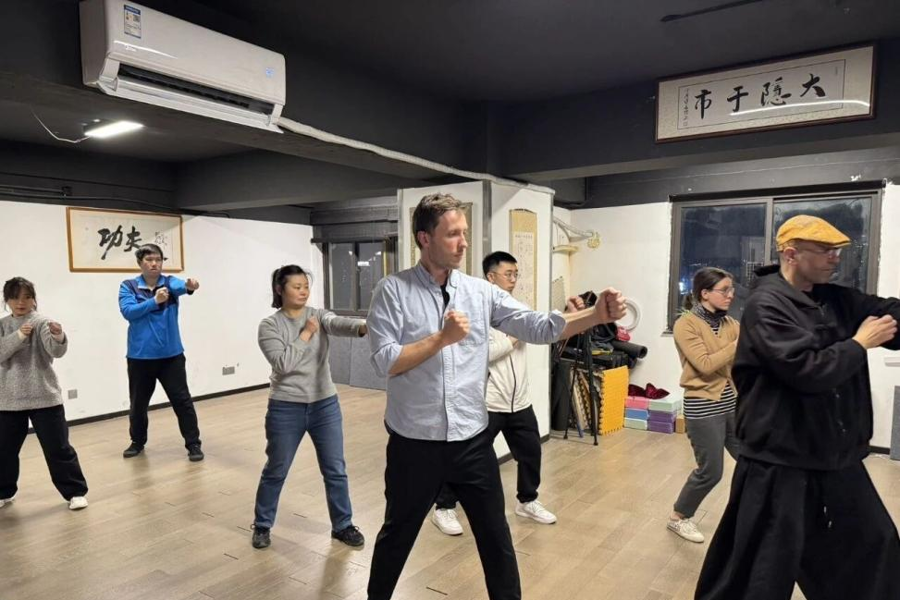 Un “maestro di kung fu” italiano insegna il Baguazhang nella sua scuola di arti marziali a Shanghai