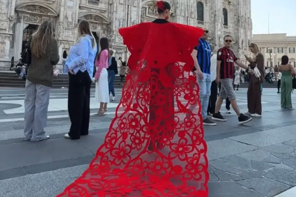 Gli abiti tradizionali decorati con ritagli di carta di Xuhui risplendono sul palcoscenico della moda di Milano