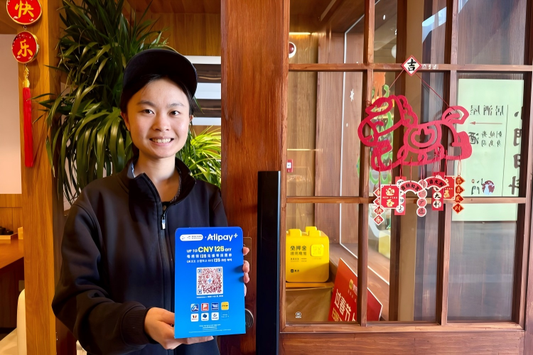 Shanghai guida la Cina nei pagamenti digitali dei turisti stranieri: nel 2025 spesa e transazioni raddoppiate