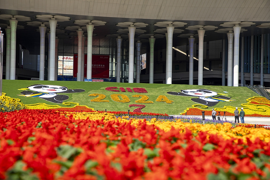 Flowers beautify the south square of the National Exhibition and Convention Center in Shanghai on Oct 29, 2024..jpeg Flowers beautify the south square of the National Exhibition and Convention Center in Shanghai on Oct 29, 2024..jpeg