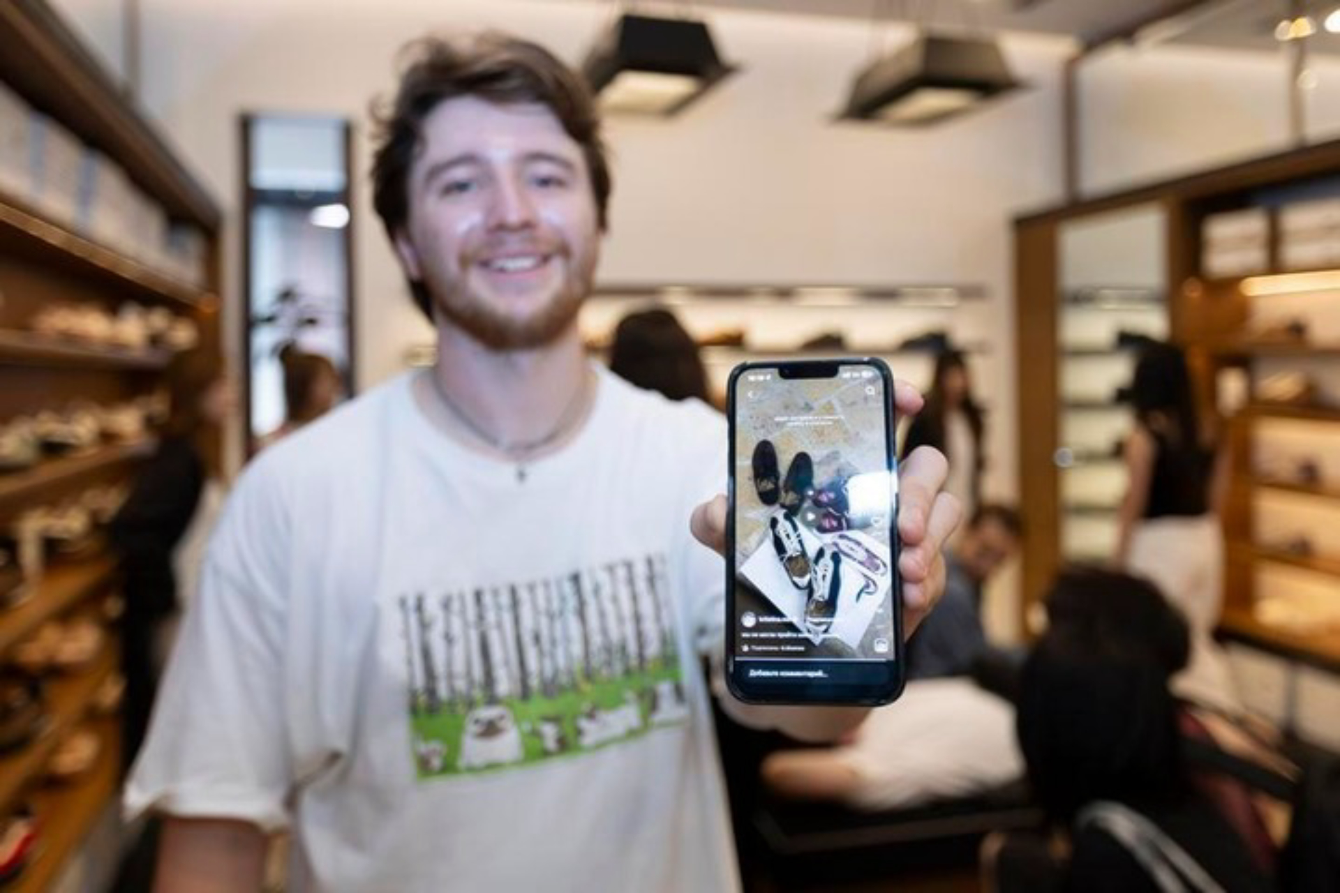 Esplode il “China Shopping”! A Shanghai, i turisti stranieri si innamorano dei marchi cinesi