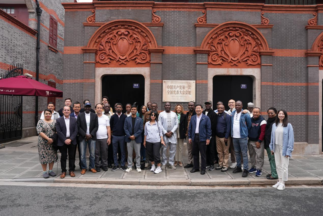 Delegati internazionali esplorano la modernizzazione cinese a Shanghai