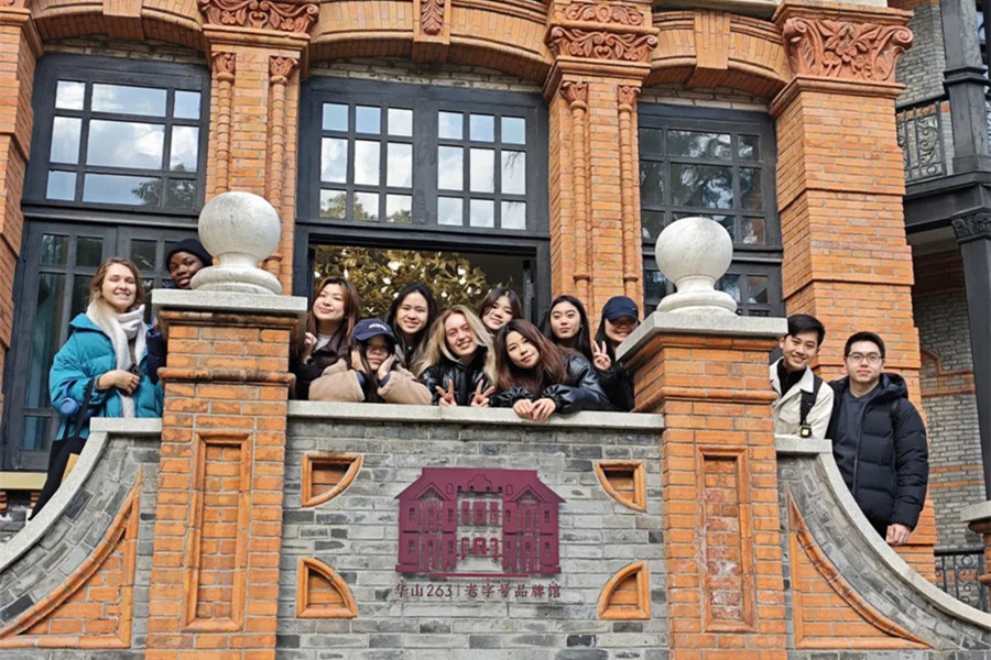 Gli studenti posano davanti alla Huashan•263 Time-honored Brand Hall..jpg