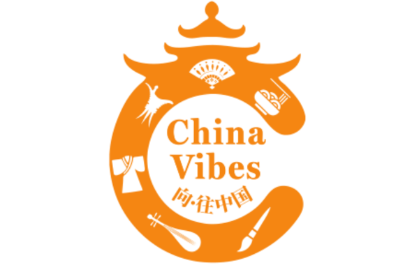 I viaggiatori stranieri affluiscono nell’antica cittadina sull’acqua