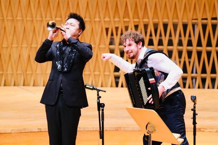 Musicisti cinesi e italiani sul palco: un meraviglioso dialogo tra <i>sheng</i> e fisarmonica