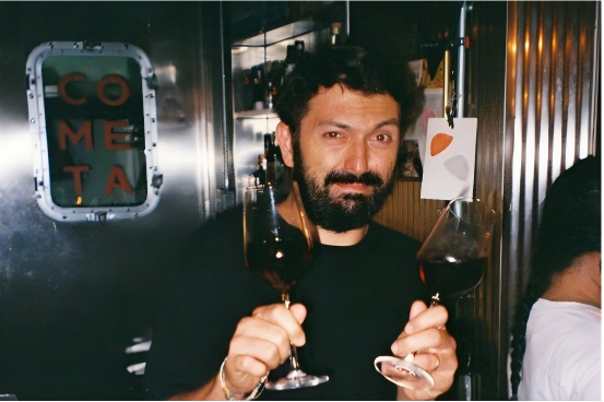 Questo bistro bar racconta il romanticismo e la creatività di una coppia internazionale