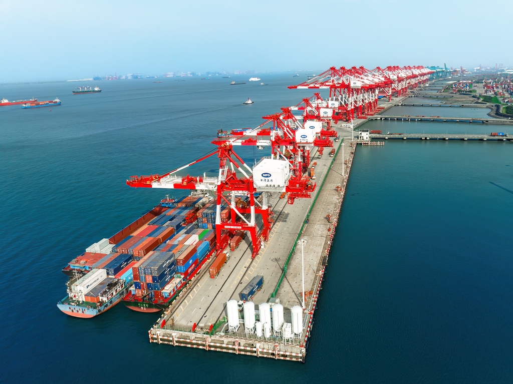 Il commercio estero di Shanghai balza del 18,6% nel primo semestre