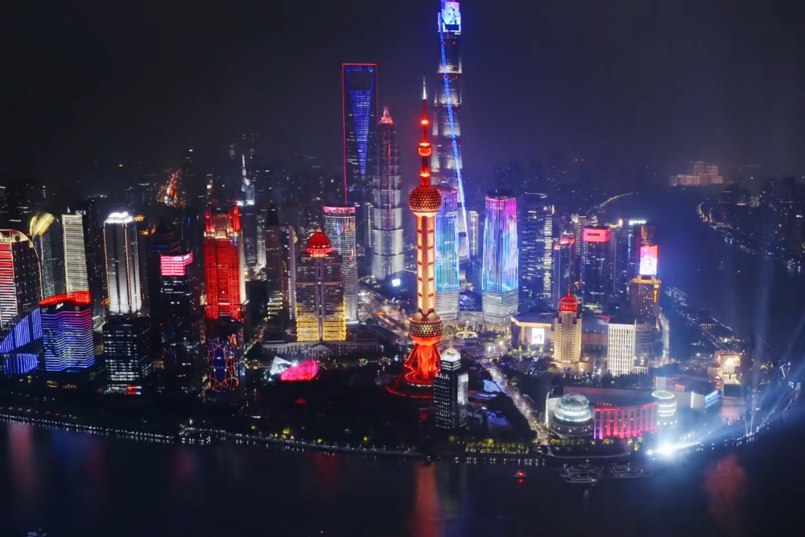 Spettacolo di luci sul fiume Huangpu per celebrare la WAIC 2026