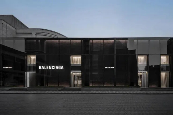 Balenciaga inaugura il più grande negozio in Cina nel centro di Shanghai