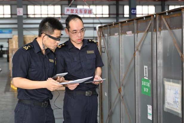 Le autorità di ispezione frontaliera di Shanghai attuano nuove misure per l'8ª edizione della CIIE