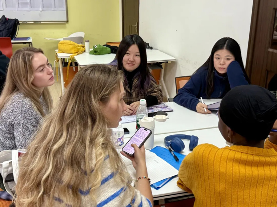 Gli studenti mentre condividono le loro opinioni sulle strategie di marketing e localizzazione.jpg