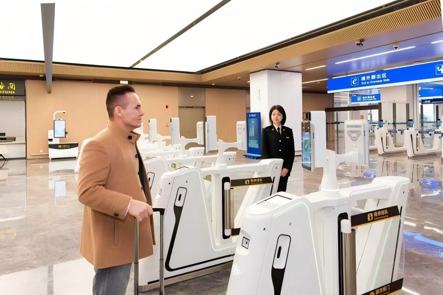 Super hub di Shanghai, 36 mila visitatori in un mese: l’ingresso in Cina non è mai stato così facile