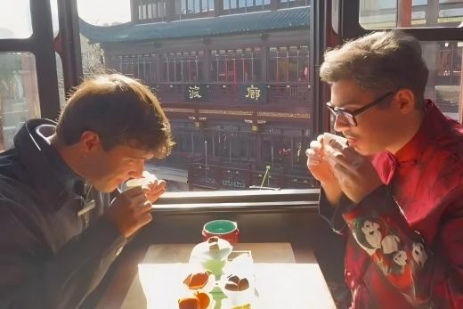 Alessandro, lo “sposo italiano” ora fa da guida agli amici a Shanghai