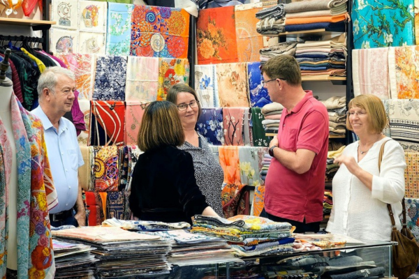 Shanghai, il mercato dei sarti: così i turisti tornano a casa con un abito su misura