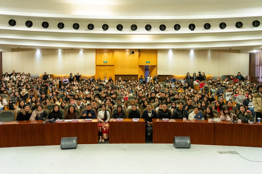 Studenti e docenti posano per una foto di gruppo durante l’evento.jpg Studenti e docenti posano per una foto di gruppo durante l’evento.jpg