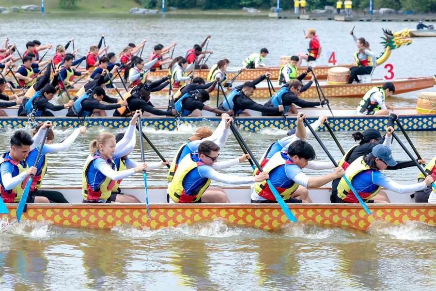 Gara di dragon boat a Shanghai promuove lo scambio culturale tra studenti internazionali