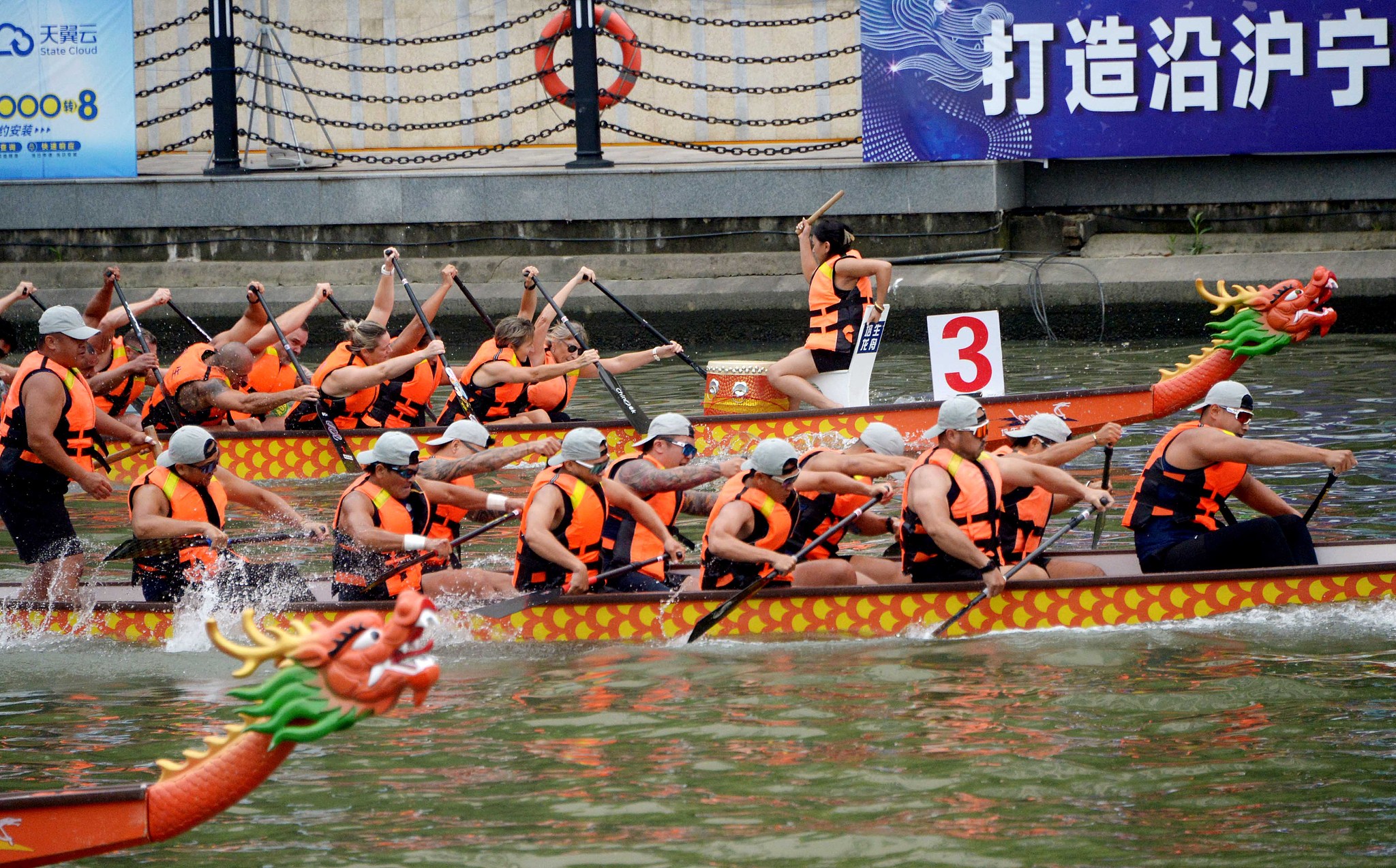 Gli espatriati remano nella cultura cinese attraverso le gare di dragon boat