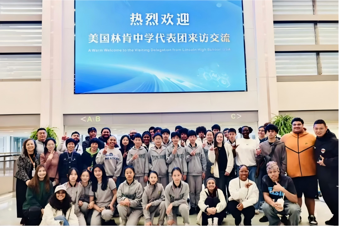 La delegazione del Liceo Lincoln ha visitato il Centro di Attività per Adolescenti di Pudong