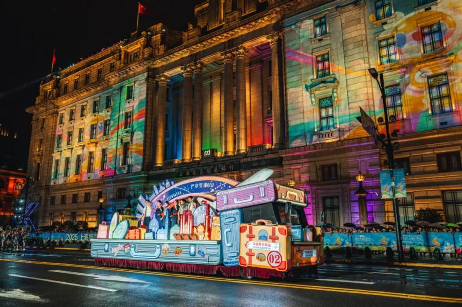 Il Festival del Turismo di Shanghai incanta con una grande parata di carri 