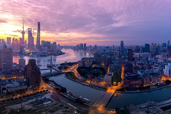 Shanghai lancia il piano 2026 per agevolare il commercio transfrontaliero