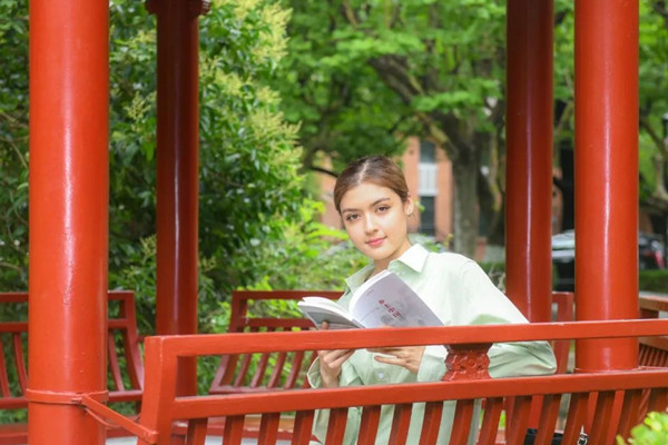 Il viaggio di una studentessa americana tra gli abiti etnici cinesi