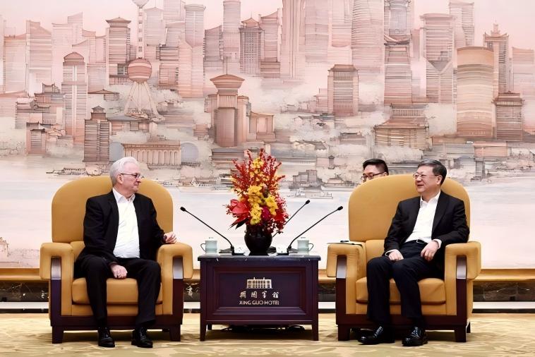 Chen Jining incontra Francis Hourant e David Hoey di WorldSkills International