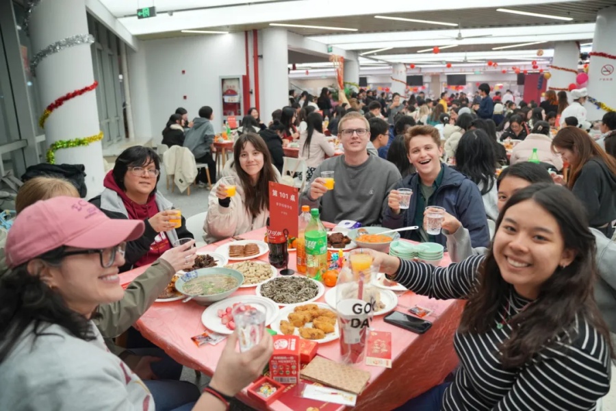 Gli studenti si godono una cena tradizionale durante la vigilia del Capodanno cinese.jpg Gli studenti si godono una cena tradizionale durante la vigilia del Capodanno cinese.jpg