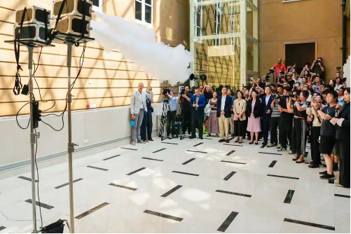 L'artista olandese Smilde crea una nuvola per Art on the Bund