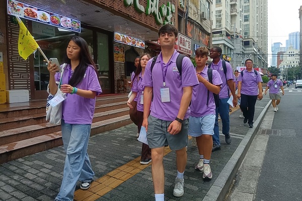 Una City Walk per conoscere Shanghai: oltre 100 studenti stranieri in visita alla città