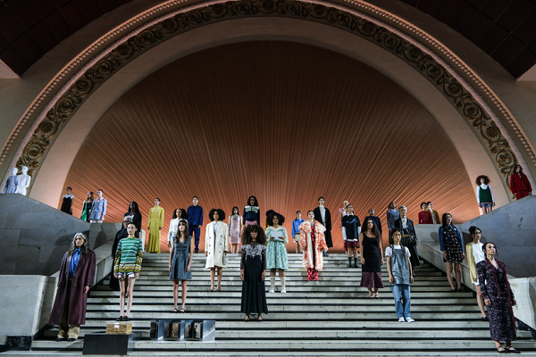 Superando i confini della passerella: Miu Miu presenta una mostra d’arte interdisciplinare a Shanghai