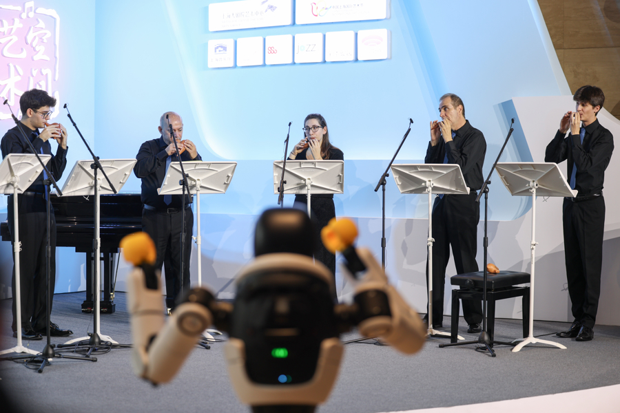 Il GOB incanta la CIIE con le sue ocarine, il robot Xiaoxin applaude la performance